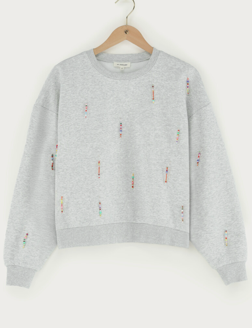 Lichtgrijze sweater met gekleurde kralen franjes