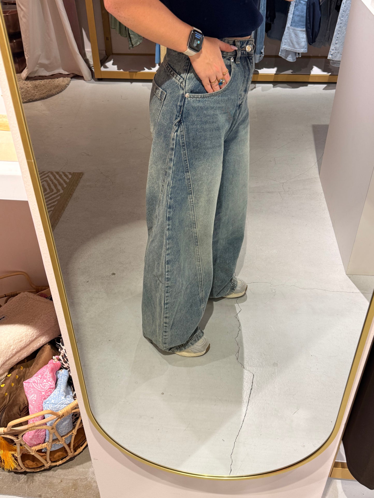 Dark contour jeans