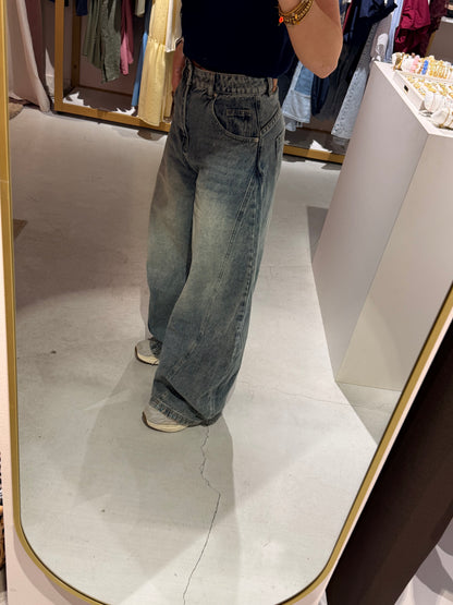 Dark contour jeans