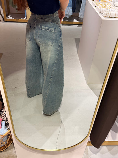 Dark contour jeans