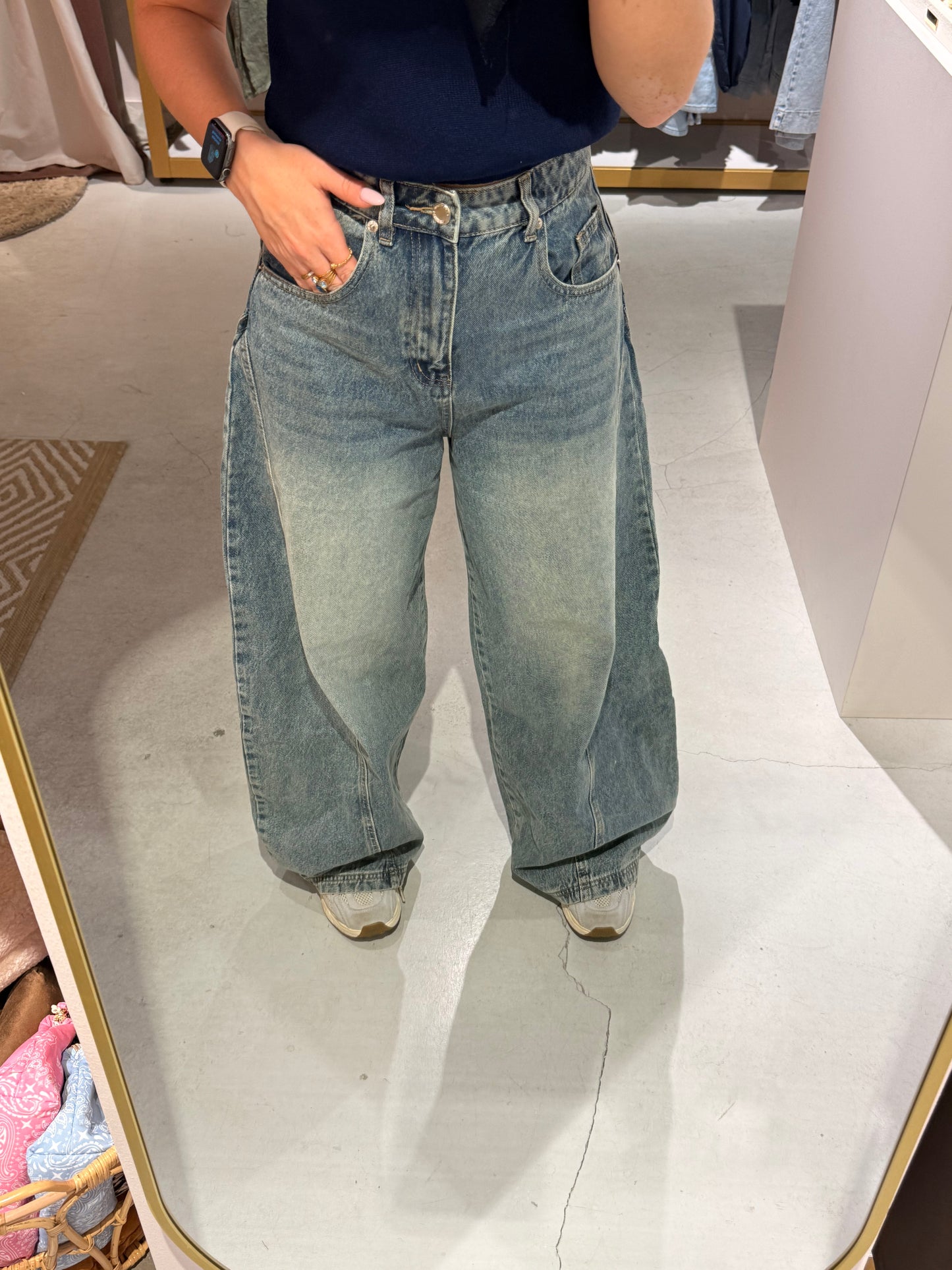 Dark contour jeans
