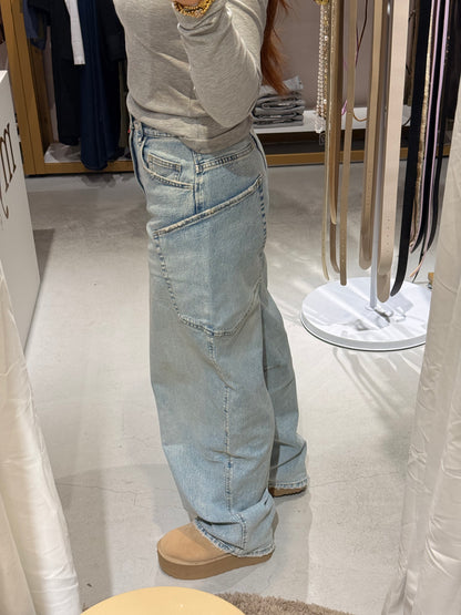 Barrel jeans pockets