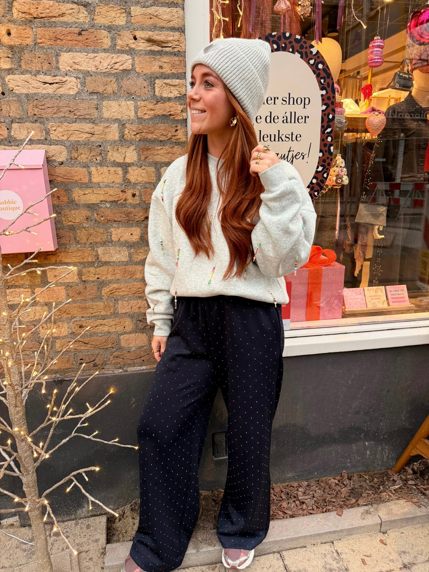 Lichtgrijze sweater met gekleurde kralen franjes