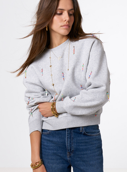 Lichtgrijze sweater met gekleurde kralen franjes