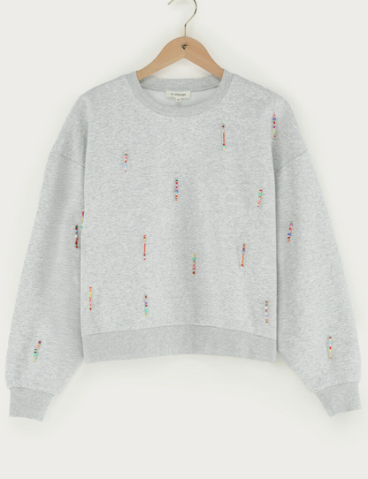 Lichtgrijze sweater met gekleurde kralen franjes