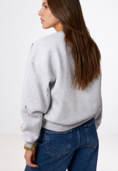 Lichtgrijze sweater met gekleurde kralen franjes