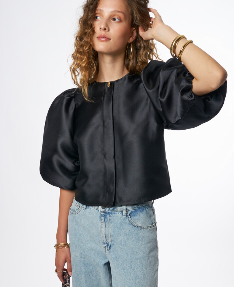 Zwarte top met pofmouwen en knopen