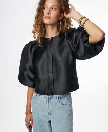 Zwarte top met pofmouwen en knopen
