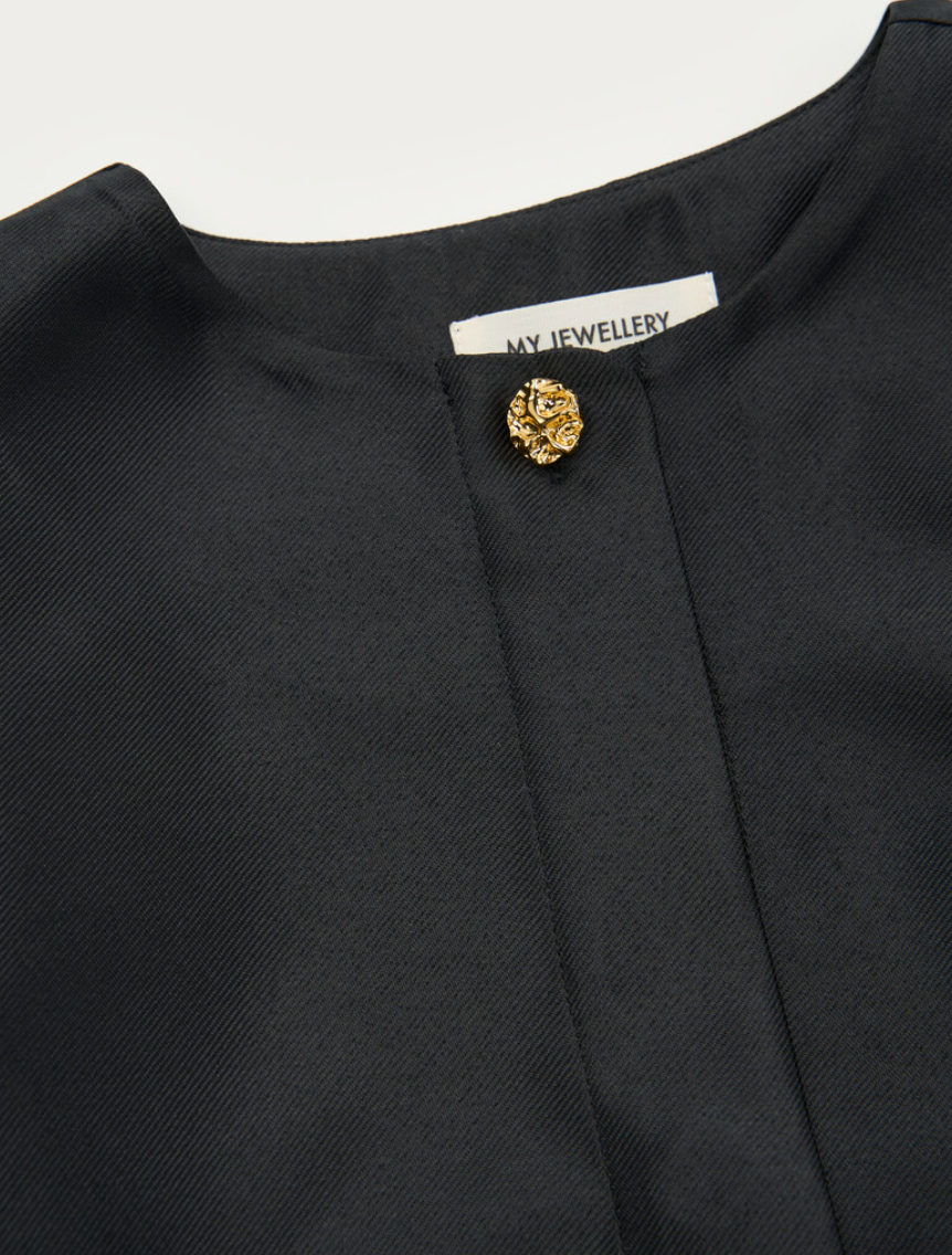 Zwarte top met pofmouwen en knopen